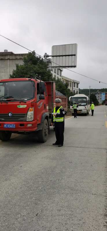 元旦开局斗志昂 新宁交警保通畅