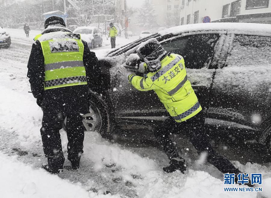 大连：雪天守一线 保出行平安