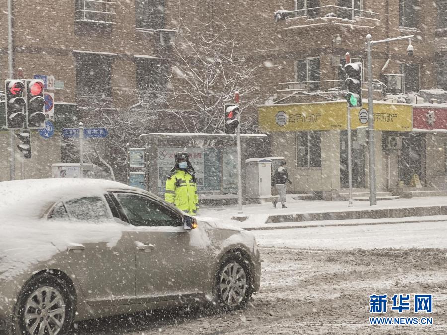 大连：雪天守一线 保出行平安