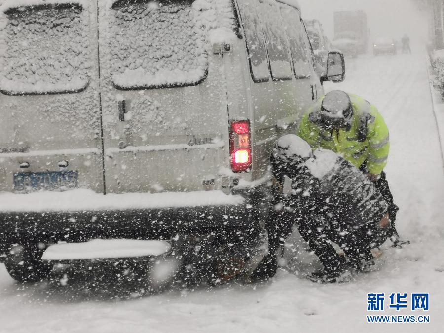 大连：雪天守一线 保出行平安