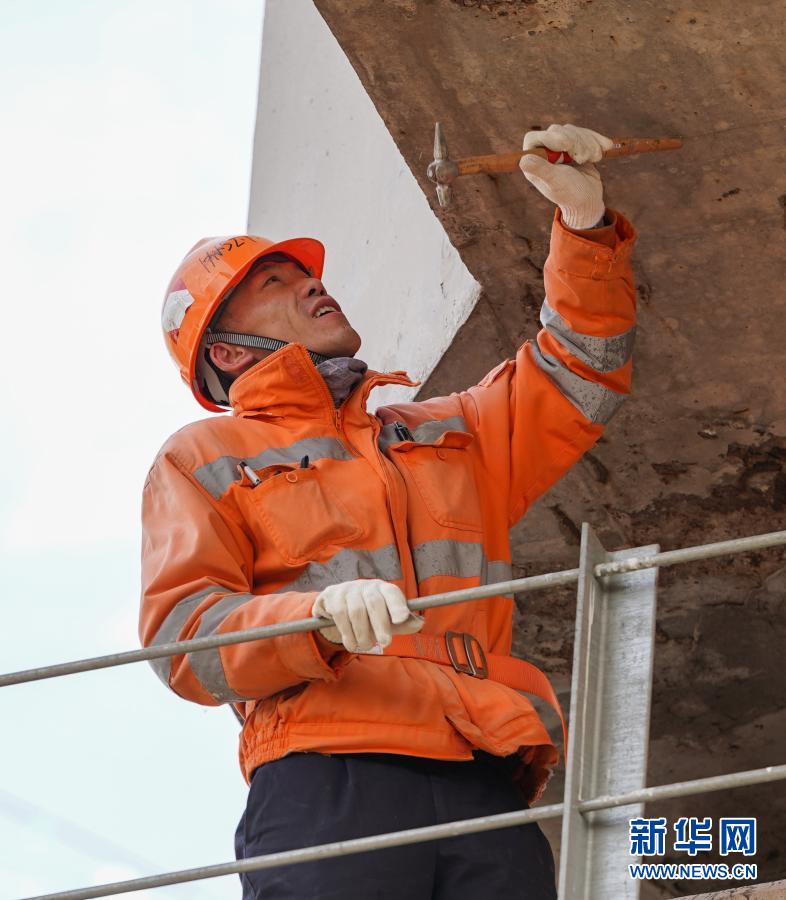 寒潮中，他们坚守岗位