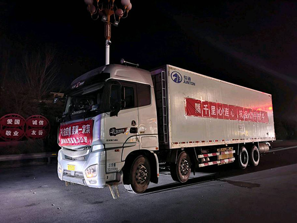 抗疫一线 邯郸交巡警全力为物资运输车护航
