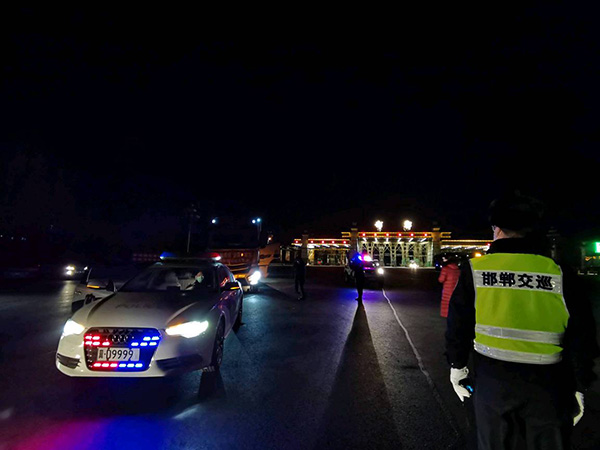 抗疫一线 邯郸交巡警全力为物资运输车护航