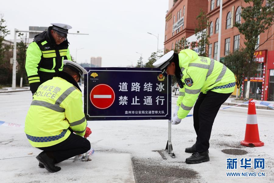 风雪中的最暖“荧光绿”