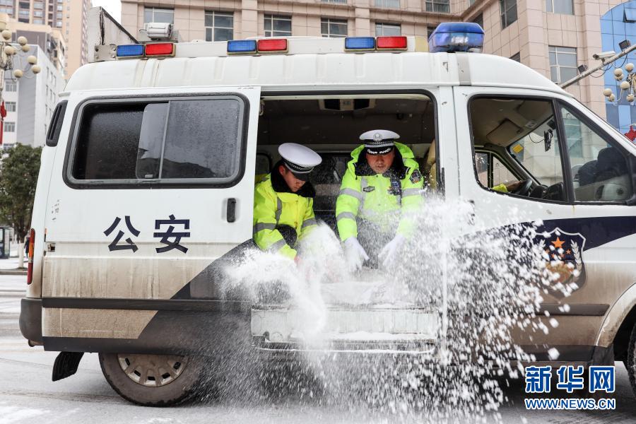 风雪中的最暖“荧光绿”