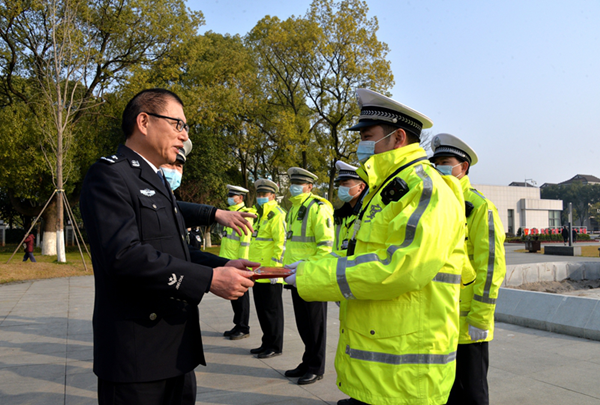 常德公安交警支队政委慰问“交通指挥示范路口”民警、辅警