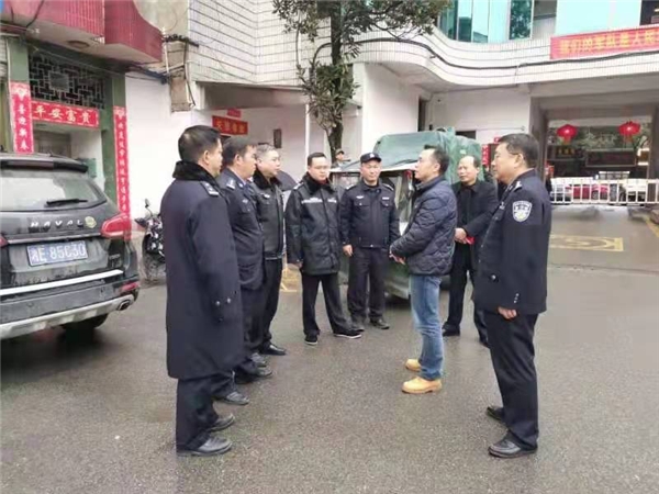 新宁县副县长、县公安局党委书记、局长肖绍荣看望慰问一线公安交警