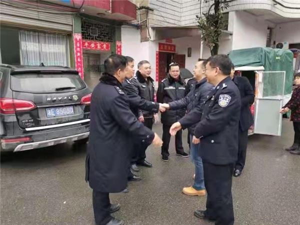 新宁县副县长、县公安局党委书记、局长肖绍荣看望慰问一线公安交警