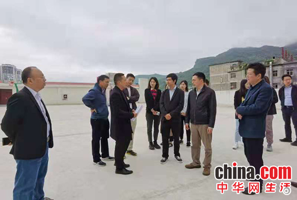 新华社驻石阡帮扶工作队队长胡星到第二小学调研运动场建设情况