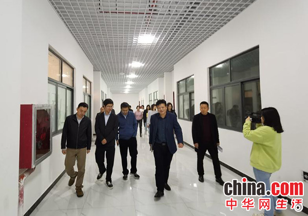 新华社驻石阡帮扶工作队队长胡星到第二小学调研运动场建设情况