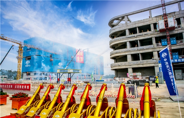 中冶天工集团承建的中国医学科学院肿瘤医院分院放疗楼主体封顶