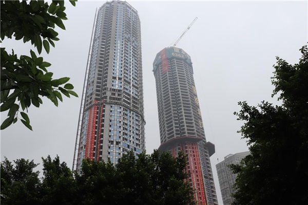 中冶天工集团承建的重庆中心项目T3塔楼封顶