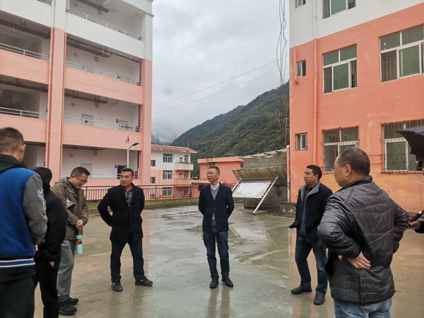 成都市青白江区祥福中学校魏林校长一行到九龙县湾坝初级中学开展交流活动