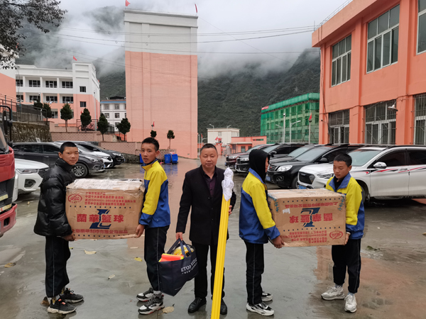 成都市青白江区祥福中学校魏林校长一行到九龙县湾坝初级中学开展交流活动