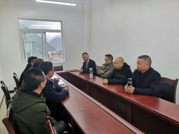 成都市青白江区祥福中学校魏林校长一行到九龙县湾坝初级中学开展交流活动