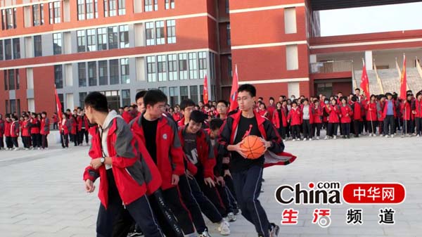 愉悦身心 凝聚力量：河北宁晋中学新一中校区高二组织趣味活动