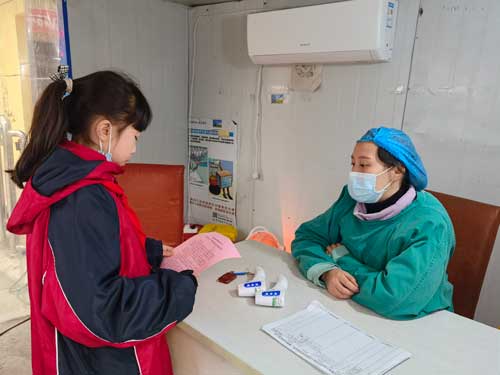彭州市敖平雅居乐小学开展“蓝天白云小卫士”环保宣传活动