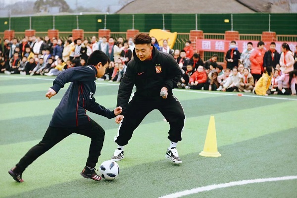 中国国家男子足球队队员严鼎皓走进绵阳市富乐第二实验小学