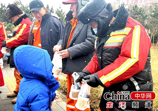幼儿园小朋友为环卫工人送来腊八粥！