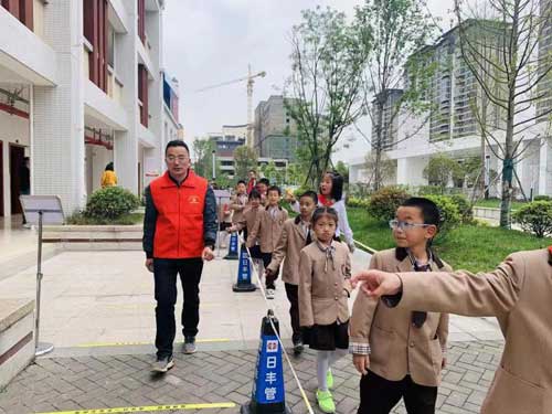 服务全员核酸 确保师生平安——彭州市南部新城学校开展党员志愿服务活动