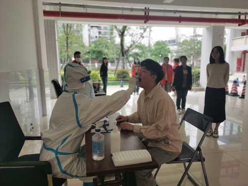 服务全员核酸 确保师生平安——彭州市南部新城学校开展党员志愿服务活动