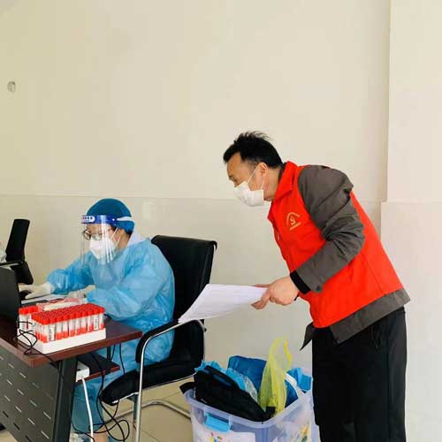 服务全员核酸 确保师生平安——彭州市南部新城学校开展党员志愿服务活动