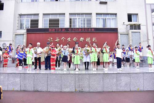 眉山市东坡区苏南小学举行“劳动创造美好未来”主题升旗仪式