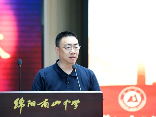 依法治校 保障成长