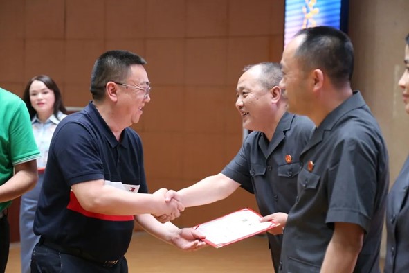 依法治校 保障成长
