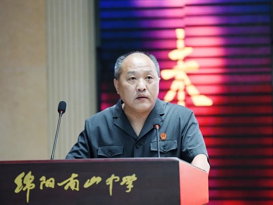 依法治校 保障成长