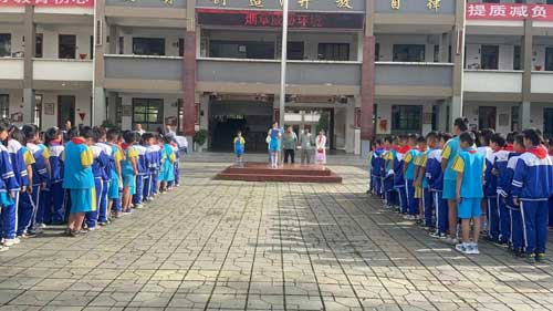 彭州市太清博世学校开展“烟草威胁环境”主题升旗仪式