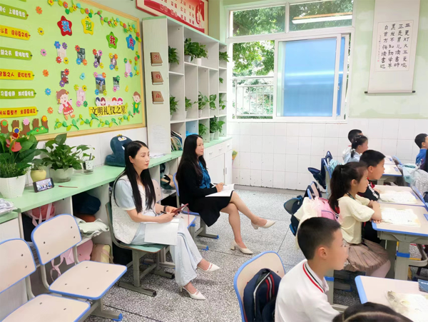 成都市新都区香城小学开展语文组教研活动