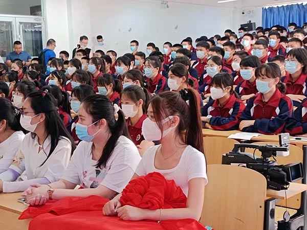 河北农业大学授与邯郸世骅学校"河北农业大学，优质生源基地"牌匾