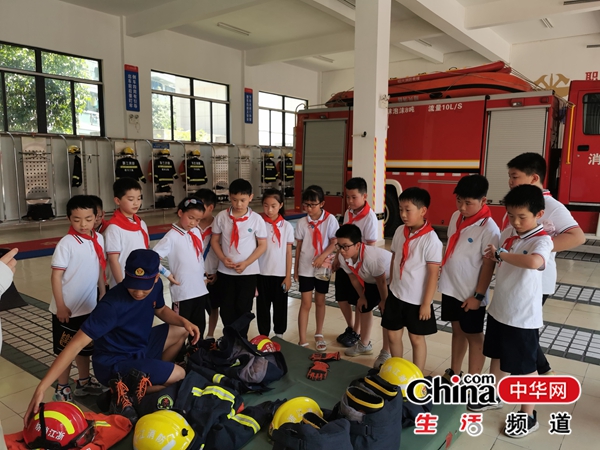“消防”叔叔战高温  “水乡”学子来体验