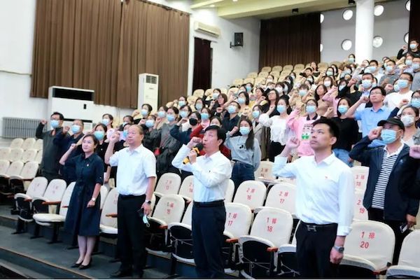 “弘扬正能量 崇德铸师魂”——邯郸市第四中学举办“塑魂树人 行为世范”师德先进报告会