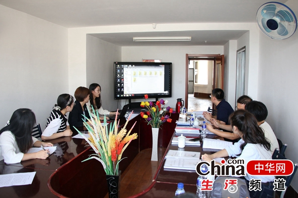 烟台芝罘区信息技术应用提升工程专家团走进新石路小学进行指导