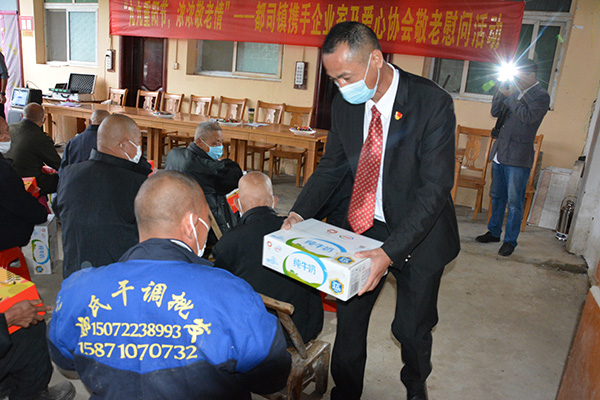 河南邓州:都司镇携手企业家及爱心协会举行“九九重阳节，浓浓敬老情”敬老慰问活动