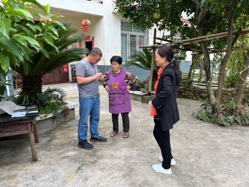 爱在重阳，情暖夕阳——彭州市思文永诚小学开展重阳节慰问退休教师活动
