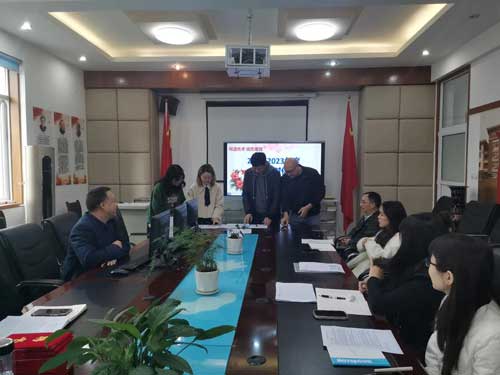 彭州市磁峰中远学校举行骨干教师与青年教师师徒结对签约仪式