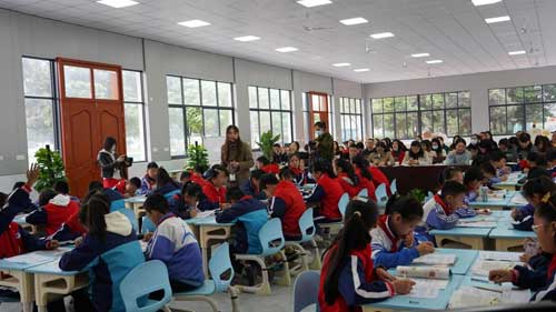 彭州市道德与法治新课标研读活动在彭州航空动力园区实验小学举行