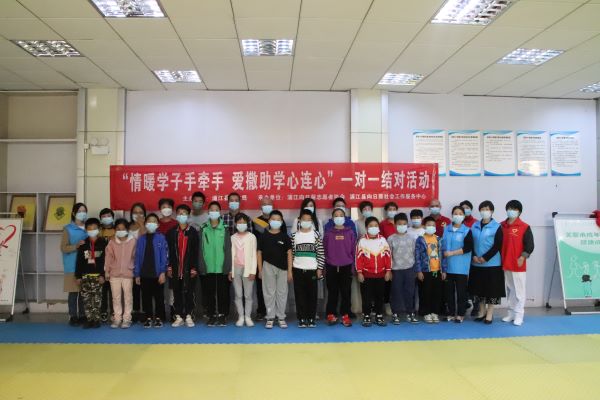 浙江浦江县向日葵志愿者协会开展“情暖学子手牵手，爱撒助学心连心”活动