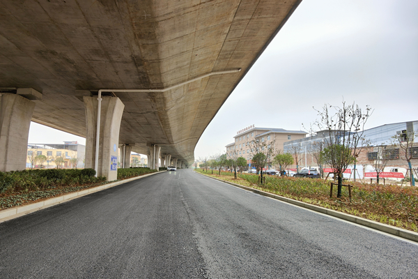 中国十七冶集团南阳城区段项目焦柳铁路以北地面辅道完成沥青摊铺