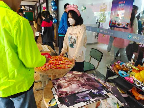 成都石化工业学校开展学生创业街双十一促销活动