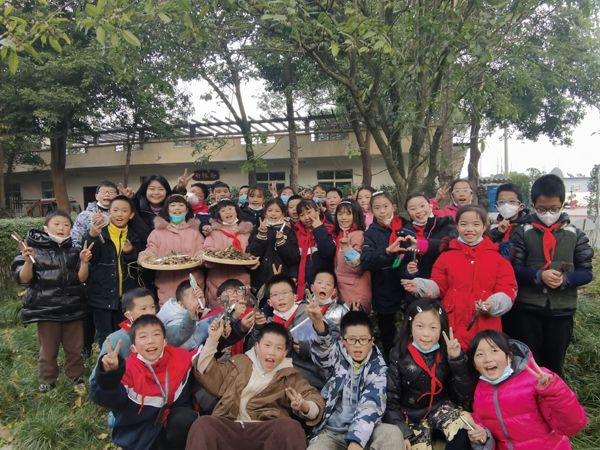 成都市温江区东大街第一小学：迎新年  熬姜汤  享健康