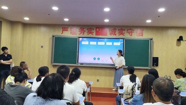 建设智慧校园 助推学校发展——邯郸市丛台区实验中学顺利通过邯郸市智慧校园验收