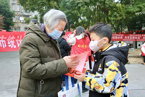 彭州市延秀小学党委进社区开展“志愿服务送关爱 文明实践树新风”写春联、剪纸送祝福活动