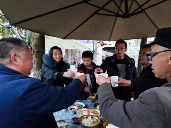 双流鲢鱼社区闹元宵：每家出一道菜  “百家宴”上话家常谋发展