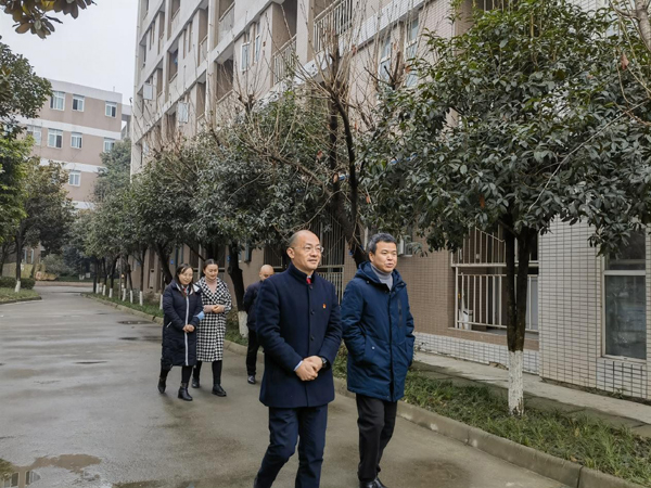 慰问关怀鼓干劲 调研指导促提升