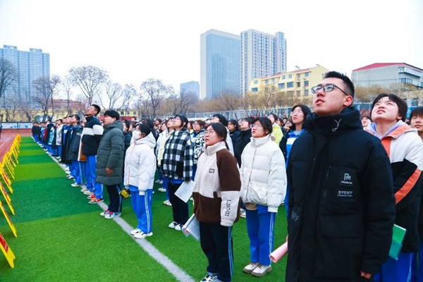 邯郸市第三中学举行“遵规守纪，严于律己”主题升旗仪式