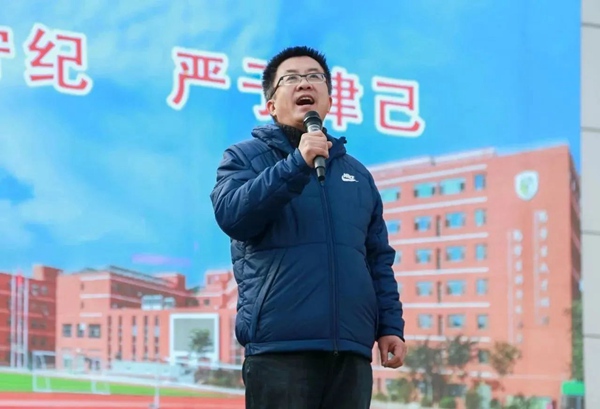 邯郸市第三中学举行“遵规守纪，严于律己”主题升旗仪式